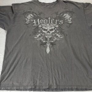 HOOTERS SKULL T SHIRT
